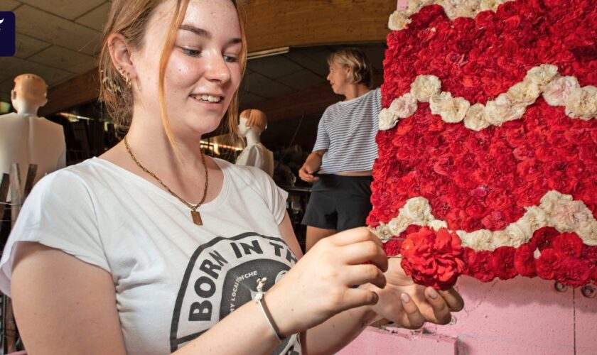 Mehr als 20.000 Rosenköpfe an einem Wagen