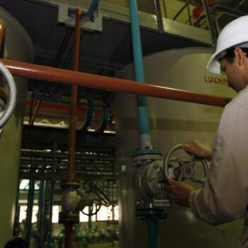 Technicien iranien, le 9 février 2015, dans la centrale nucléaire de Bouchehr, contruite en coopération avec les Russes dans le sud de l'Iran