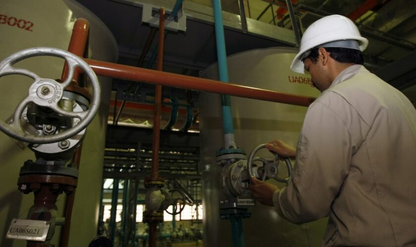 Technicien iranien, le 9 février 2015, dans la centrale nucléaire de Bouchehr, contruite en coopération avec les Russes dans le sud de l'Iran