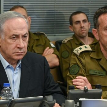 Le premier ministre israélien Benjamin Netanyahu et le chef d'état-major de l'armée israélienne Herzi Halevi suivent les frappes sur le port de Houdeida, au Yémen, le samedi 20 juillet 2024.