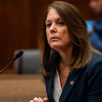 La directrice du Secret Service des États-Unis, Kimberly Cheatle, témoigne devant le comité de surveillance et de responsabilité de la Chambre des représentants lors d'une audience au Rayburn House Office Building le 22 juillet 2024 à Washington, DC