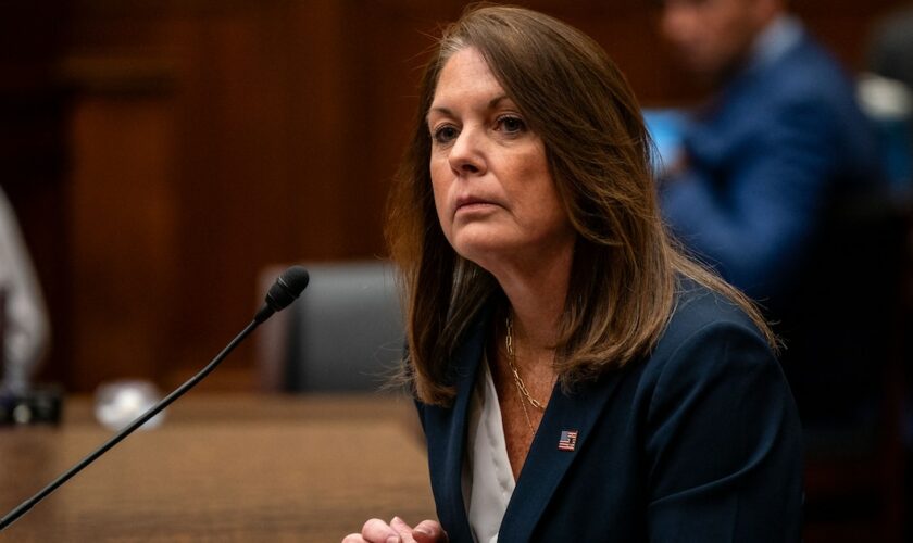 La directrice du Secret Service des États-Unis, Kimberly Cheatle, témoigne devant le comité de surveillance et de responsabilité de la Chambre des représentants lors d'une audience au Rayburn House Office Building le 22 juillet 2024 à Washington, DC