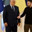 Le président ukrainien Volodymyr Zelensky (D) tend la main au Premier ministre hongrois Viktor Orban en visite le 2 juillet 2024 à Kiev