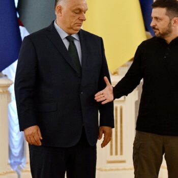 Le président ukrainien Volodymyr Zelensky (D) tend la main au Premier ministre hongrois Viktor Orban en visite le 2 juillet 2024 à Kiev