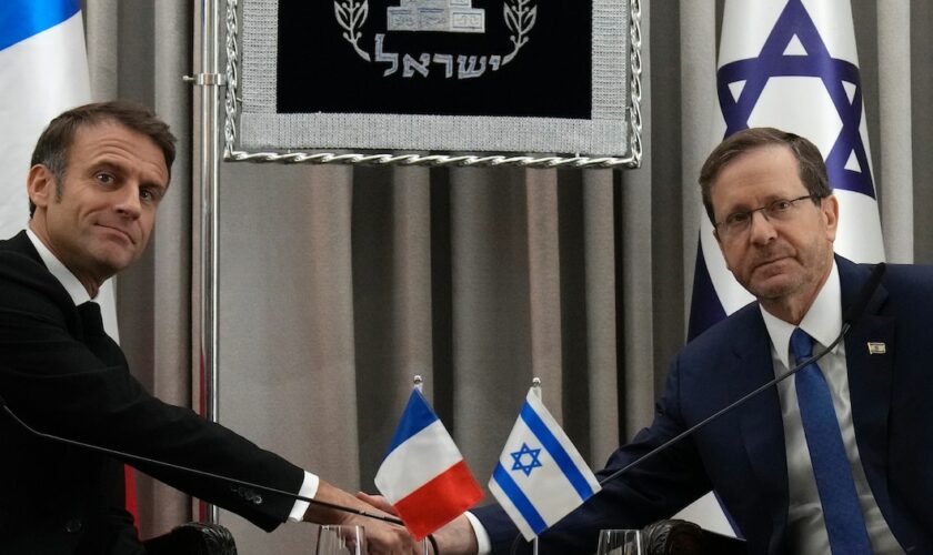 Emmanuel Macron rencontre le président israélien Isaac Herzog à Jérusalem, le 24 octobre 2023