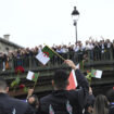 JO 2024 : sur la Seine, l'Algérie rend hommage aux victimes du massacre du 17 octobre 1961 à Paris