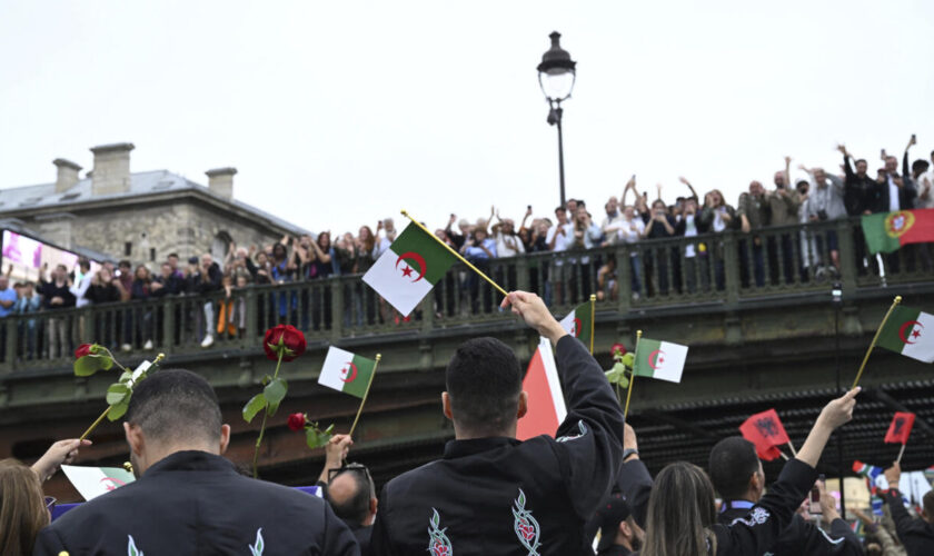 JO 2024 : sur la Seine, l'Algérie rend hommage aux victimes du massacre du 17 octobre 1961 à Paris