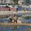 Une rue inondée d'eaux usées à Deir el-Balah dans le centre de la bande de Gaza, le 23 juillet 2024