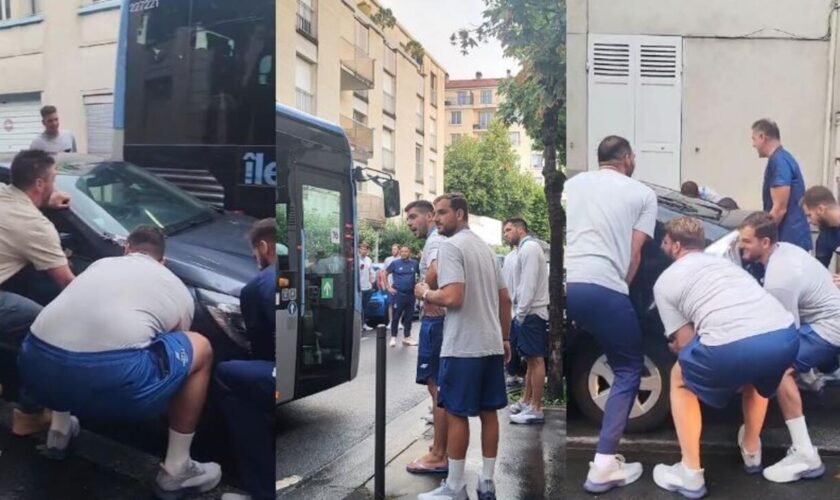 JO à Paris : quand l'équipe grecque de water-polo soulève des voitures pour faire passer son bus