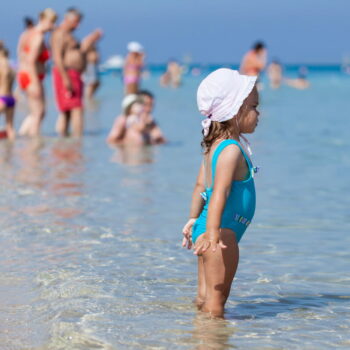 Attention au maillot de bain de votre enfant : un urgentiste recommande de ne jamais acheter ceux-là