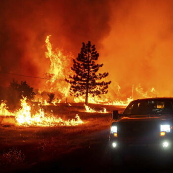 Etats-Unis : un méga-feu en cours devient l’un des plus gros recensés en Californie