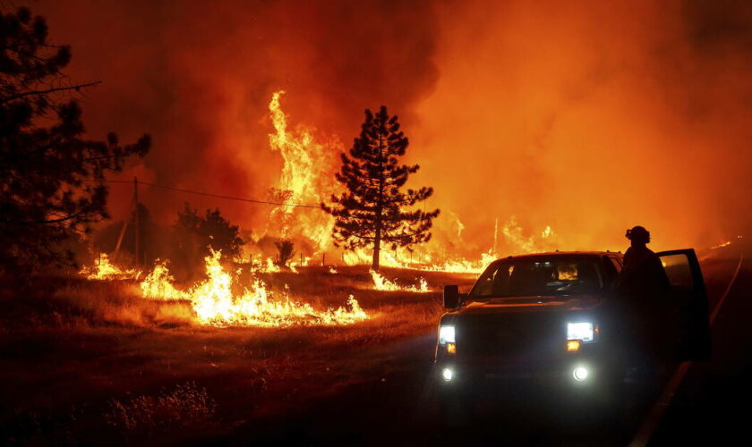 Etats-Unis : un méga-feu en cours devient l’un des plus gros recensés en Californie