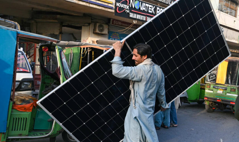 Au Pakistan, l’électricité solaire se développe en courant alternatif