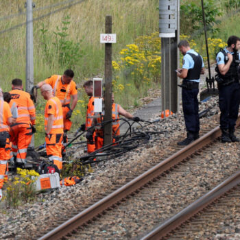 Sabotages sur le réseau SNCF : les enquêteurs ont "identifié" de possibles auteurs, selon Darmanin