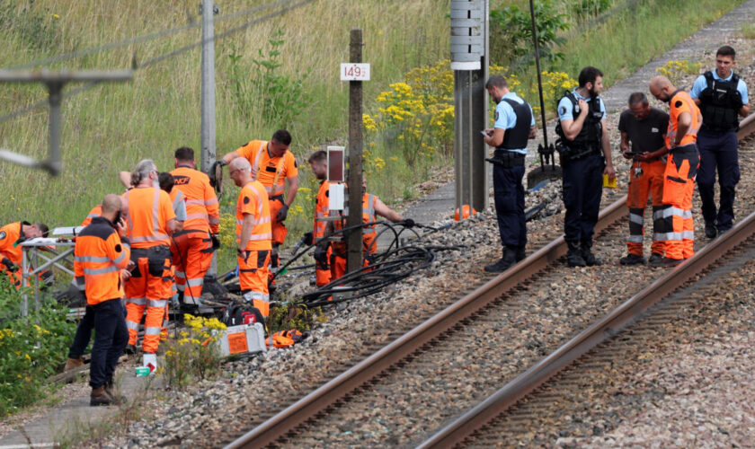 Sabotages sur le réseau SNCF : les enquêteurs ont "identifié" de possibles auteurs, selon Darmanin