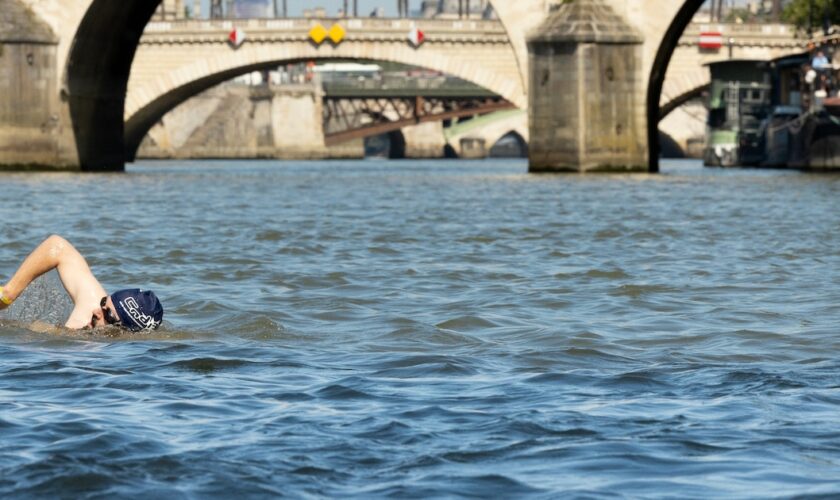 Un habitant nage dans la Seine, à Paris, le 17 juillet 2024