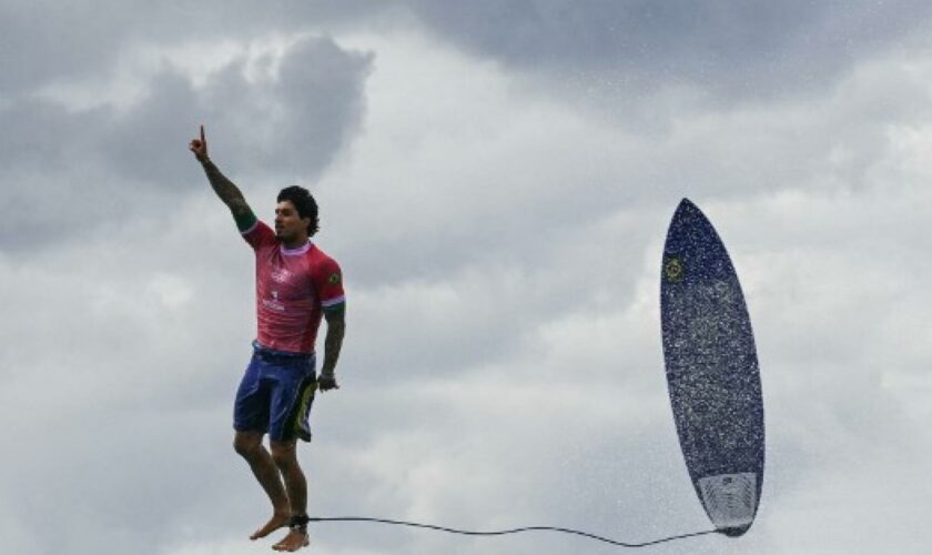 Surf aux JO 2024 : la photo de Gabriel Medina en lévitation, signée Jérôme Brouillet, est déjà iconique