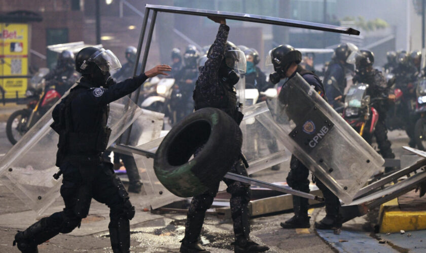 "Qu'il rende le pouvoir" : des milliers de Vénézuéliens protestent contre la réélection de Maduro