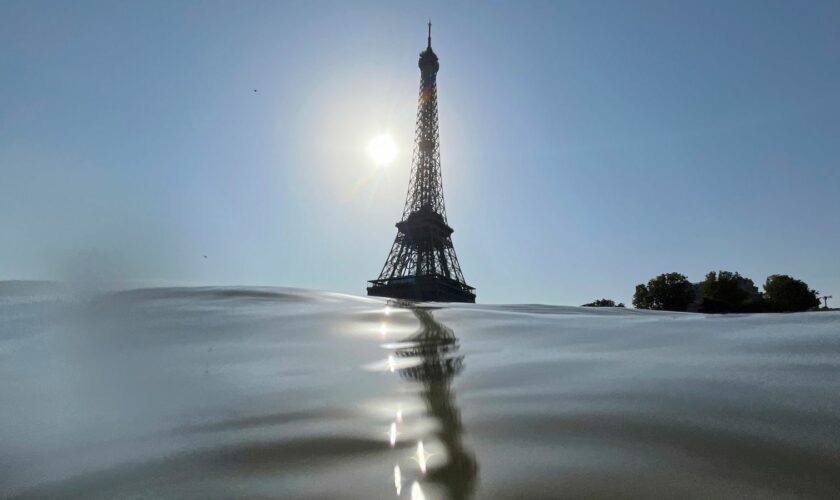 30 July 2024, France, Paris: Olympics, Paris 2024, triathlon, Olympic distance (swimming, 40 km cycling, 10 km running), men, the Eiffel Tower can be seen behind the Seine. (to "River water too dirty: men's triathlon postponed") Photo by: Jan Woitas/picture-alliance/dpa/AP Images