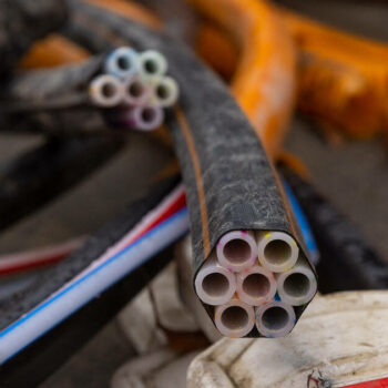 Réseaux de fibres optiques sabotés : un tag anti-déchets nucléaires retrouvé dans la Meuse