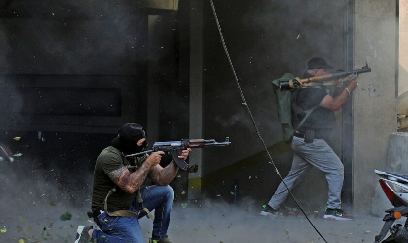 Des partisans des mouvements chiites Amal et Hezbollah dans les rues de Beyrouth, le 14 octobre 2021