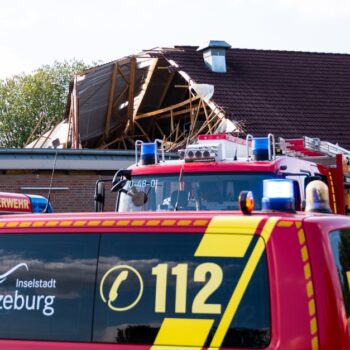 Leichtverletzte in Supermarkt: Erst knackte es, dann stürzte das Dach ein