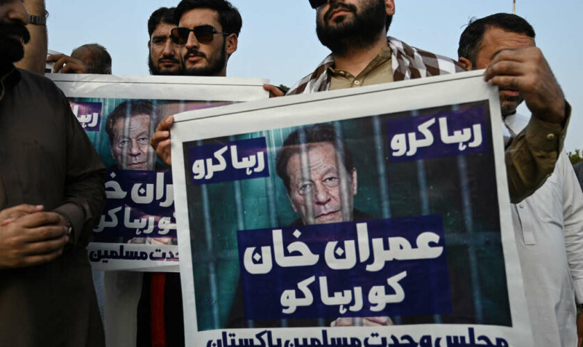 Au Pakistan, Imran Khan est “enfermé comme un terroriste” depuis bientôt un an