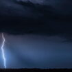 Faut-il vraiment débrancher son smartphone pendant un orage ? Les experts répondent