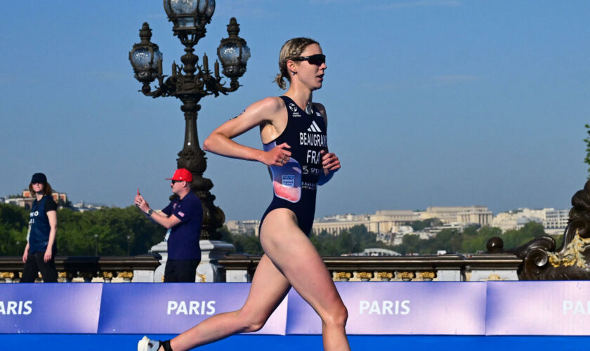 JO de Paris 2024 : la Française Cassandre Beaugrand remporte la médaille d’or au triathlon féminin