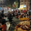 A Paris, un campement de familles à la rue s’installe devant la mairie du 18e arrondissement