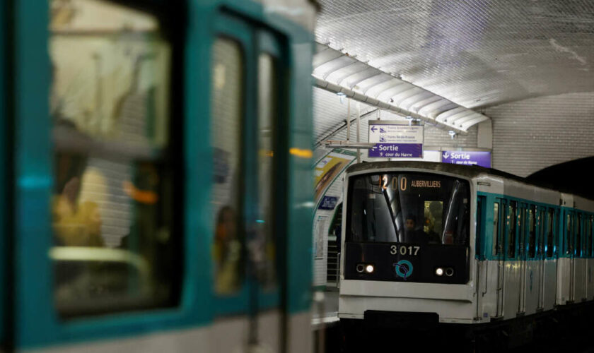 Dans le métro de Paris, un journaliste mexicain ébloui par un “virtuose de l’accordéon”