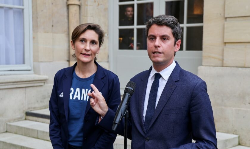 Le Premier ministre démissionnaire Gabriel Attal fait un point sur la première semaine des JO à Matignon avec à ses côtés la ministre des Sports démissionnaire Amélie Oudéa-Castera, le 31 juillet 2024