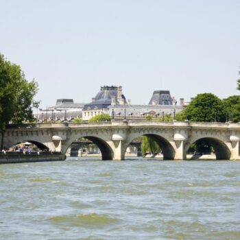 Anne Hidalgo heurtée par un vélib lors de son bain dans la Seine