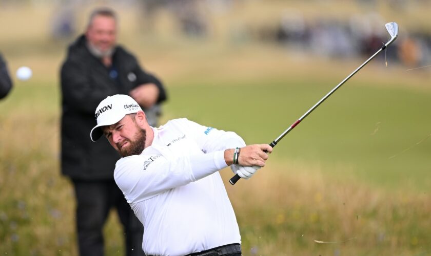 At British Open, a mighty wind shoos Rory McIlroy and kisses Shane Lowry