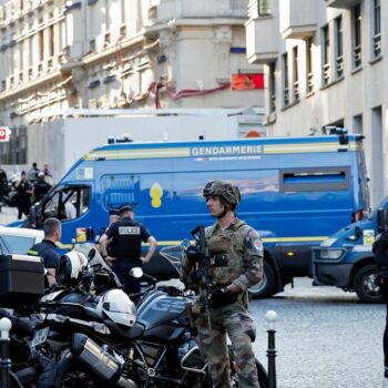 Attaque au couteau à Paris : l’agresseur soupçonné d’un meurtre une heure plus tôt à Courbevoie