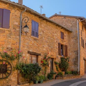 Au départ de Lyon, cette ligne TER méconnue parcourt les bocages verdoyants de la Bourgogne du Sud