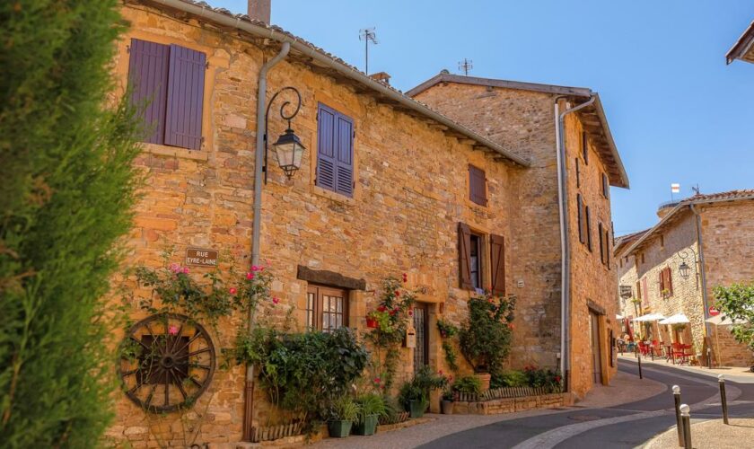 Au départ de Lyon, cette ligne TER méconnue parcourt les bocages verdoyants de la Bourgogne du Sud