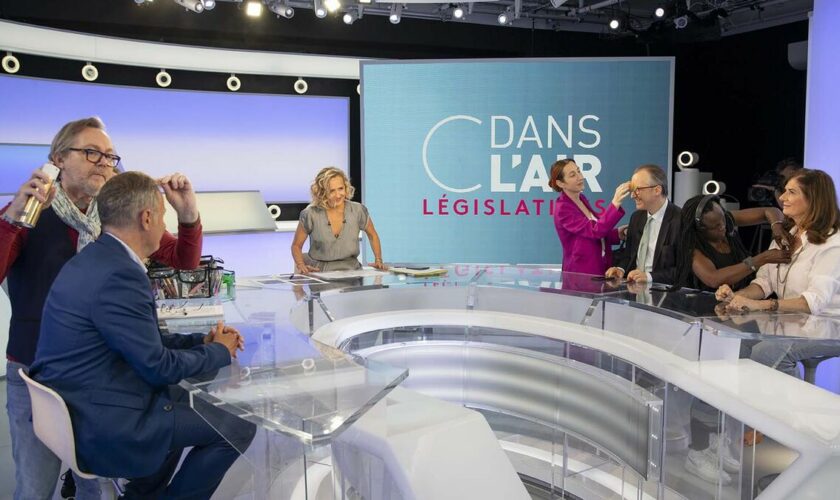 Dans les coulisses de « C dans l’air », mobilisée pour décrypter la campagne des législatives