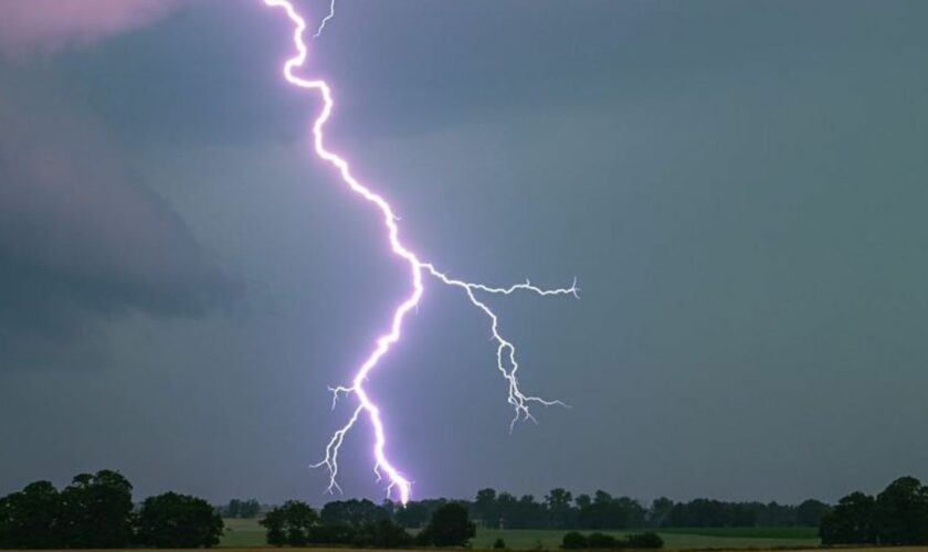 Der Deutsche Wetterdienst (DWD) hat für Hessen Unwetter mit Gewittern angekündigt. Foto: Patrick Pleul/dpa