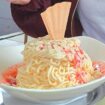 Spaghetti-Eis in einem Teller einer Hamburger Eisdiele