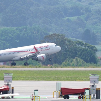 En libertad el joven saharaui que estaba retenido en el aeropuerto de Bilbao