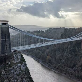 Encuentran dos maletas con restos humanos en uno de los puentes más famosos de Reino Unido