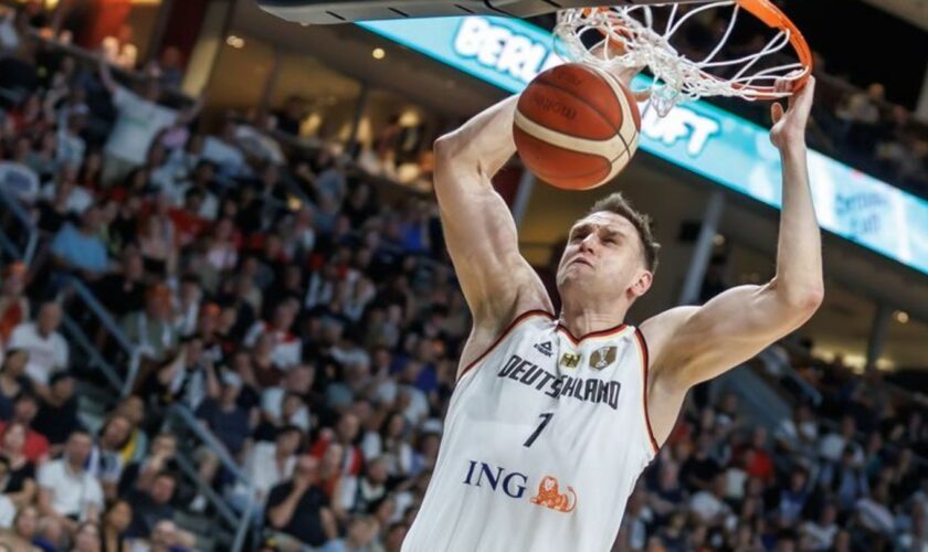 Johannes Voigtmann beim Dunking. Foto: Andreas Gora/dpa