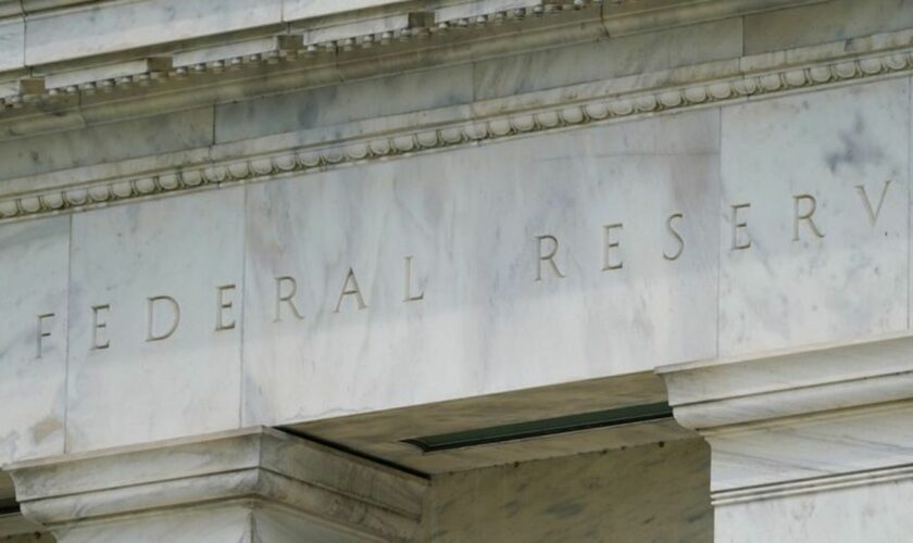 Die Federal Reserve beließ den Leitzins bei nun acht Entscheidungen in Folge unverändert. (Archivbild) Foto: Patrick Semansky/AP