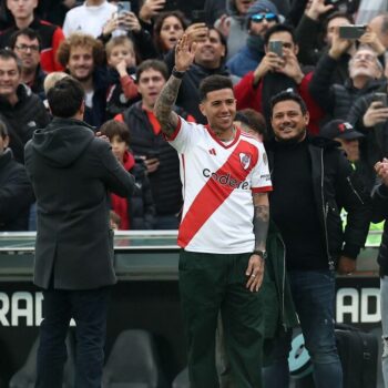 Football : les fans de River Plate reprennent le chant raciste sur les Français pour défendre Enzo Fernandez