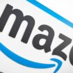 Das Logo von Amazon ist an einem seiner Standorte zu sehen. Sein Sortierzentrum in Dormagen plant das Unternehmen zu schließen.