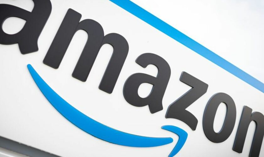 Das Logo von Amazon ist an einem seiner Standorte zu sehen. Sein Sortierzentrum in Dormagen plant das Unternehmen zu schließen.