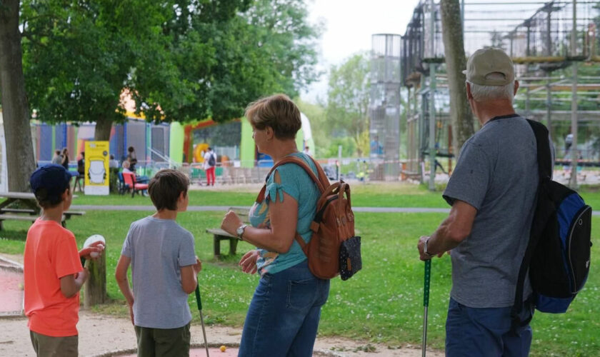 « Ils foutent le bordel et c’est très bien » : pour les grands-parents, vacances riment avec garde d’enfants