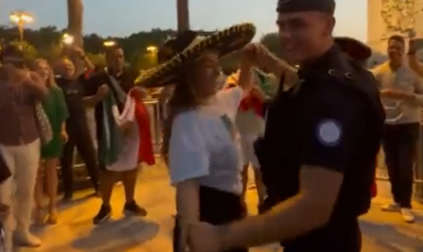 JO Paris 2024 : quand une supportrice mexicaine invite un policier à danser devant l’Arc de Triomphe