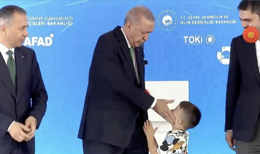 Kontroverses Video: Kein Handkuss – dann ein Klaps! Erdoğan gibt Kind anscheinend Ohrfeige